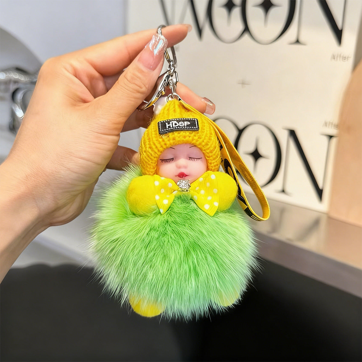 😴🧸🚗Kupite 2, dobite 2 gratis🔥Obesek za avtomobilček v obliki speče punčke, obesek za ključe z risano plišasto igračo.