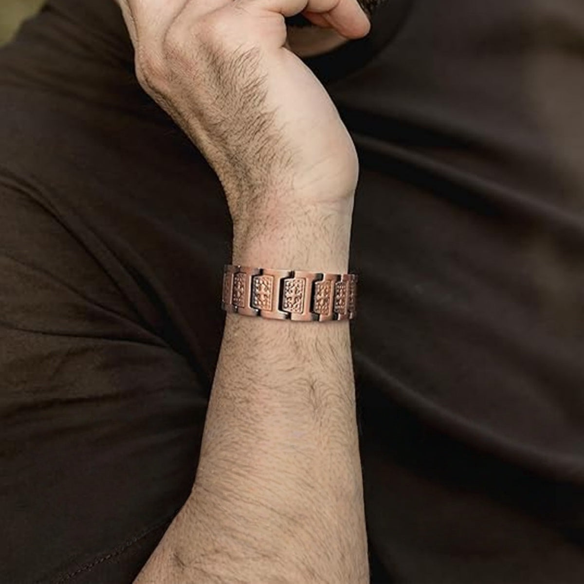 ✨Compre 1 y llévese 1 gratis 💪 Pulsera antigua de cobre rojo con tallado exquisito, pulsera retro y elegante con imán completo en forma de cruz