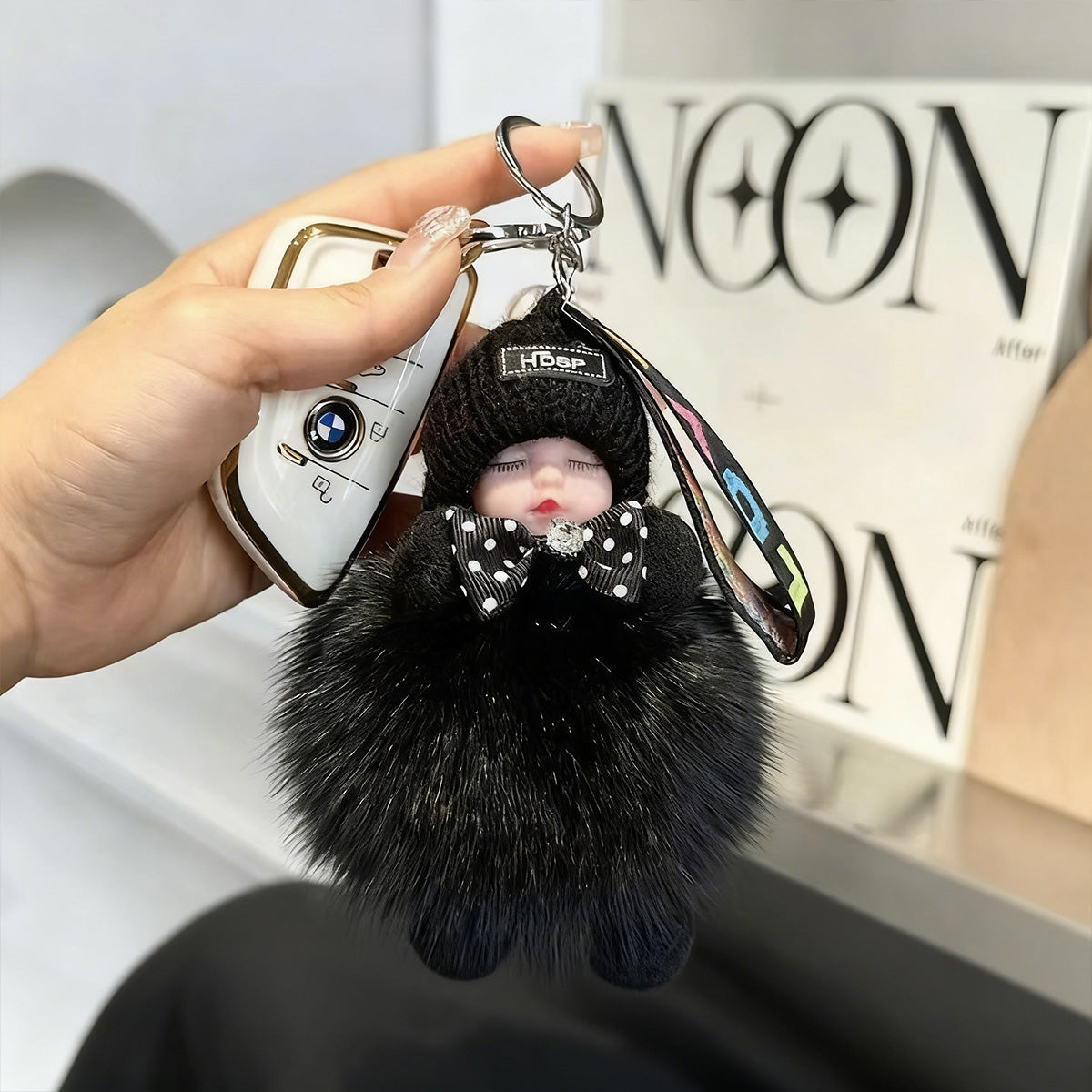 😴🧸🚗Kupite 2, dobite 2 gratis🔥Obesek za avtomobilček v obliki speče punčke, obesek za ključe z risano plišasto igračo.